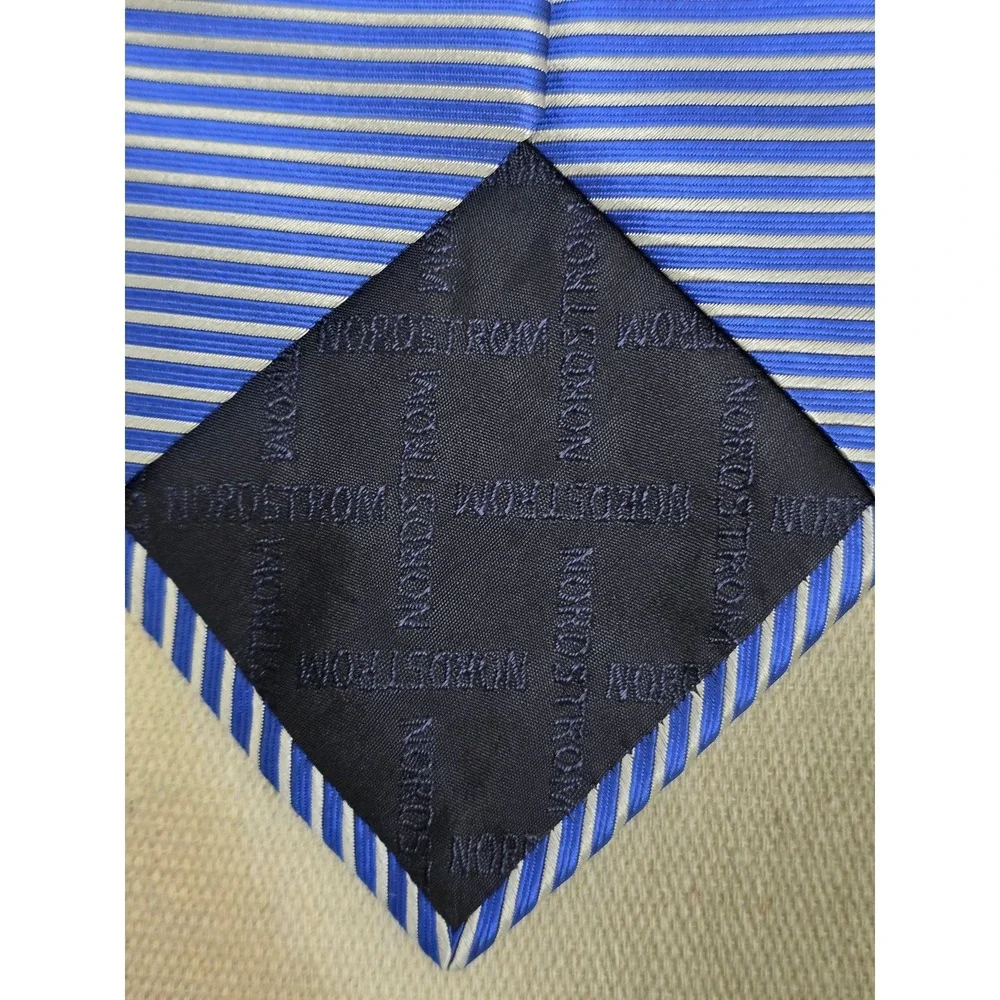 Nordstrom Mens Silk Tie Blue White Horizontal Striped‎ Hand Made in Italy